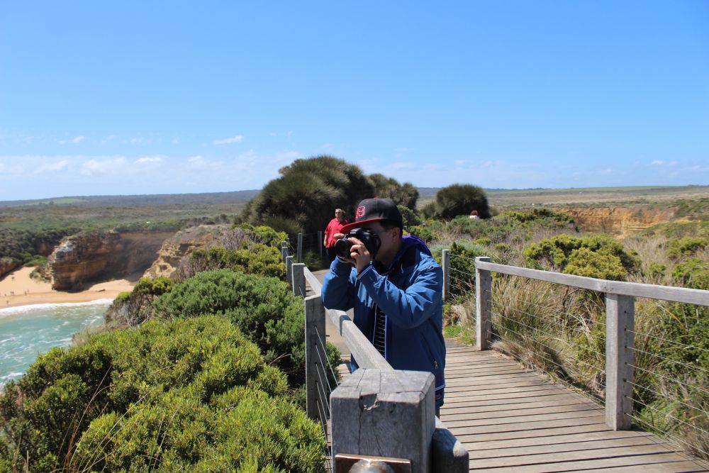 great-ocean-pictures A man taking a picture of the Great Ocean Road in Melbourne Australia